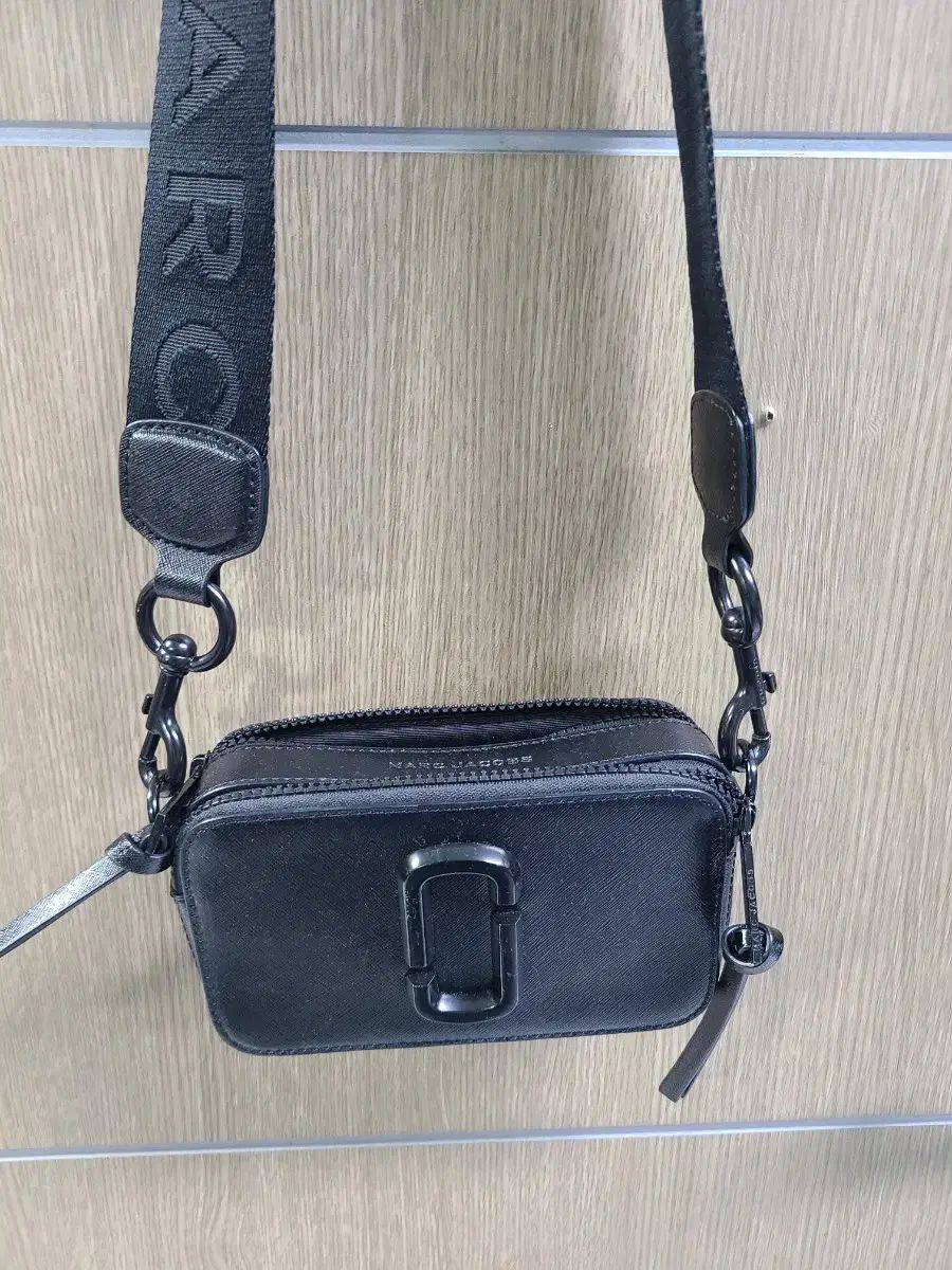 マークジェイコブス ブラック スナップショット クロスバッグ