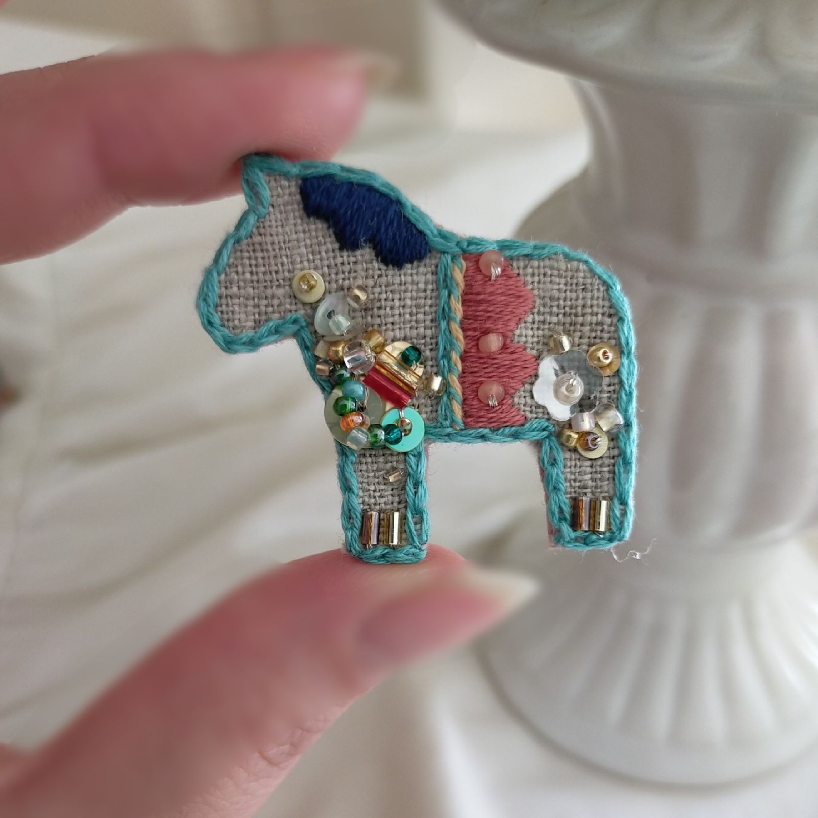 幸せを運ぶ馬* 手刺繍ブローチ ダーナラホース ビーズ スパンコール  