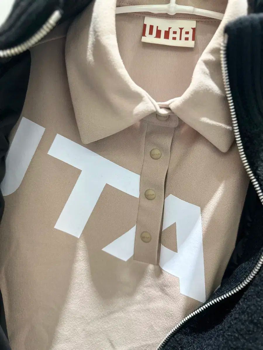 UTAA ユタ州 長袖 カラシャツ+ブラック ニットベスト