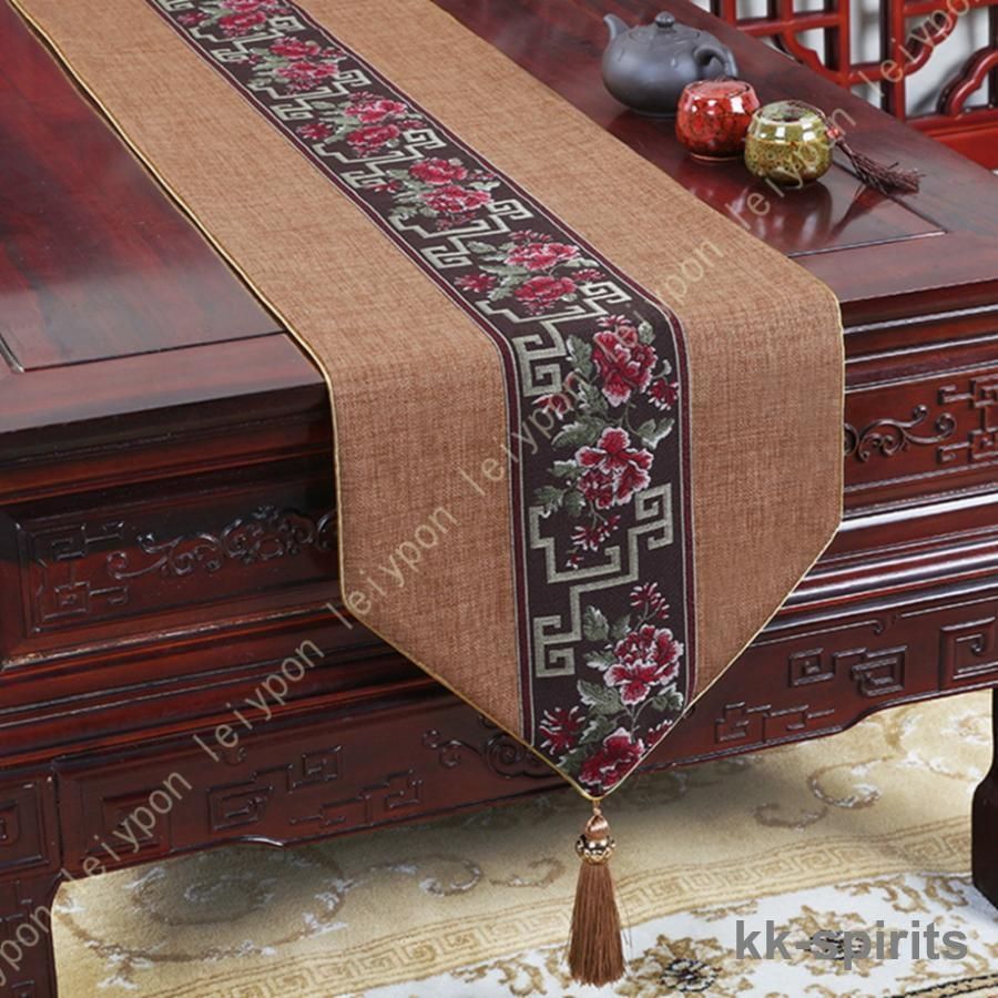 ジェニファーテイラーのテーブルランナー、いちご泥棒モチーフの