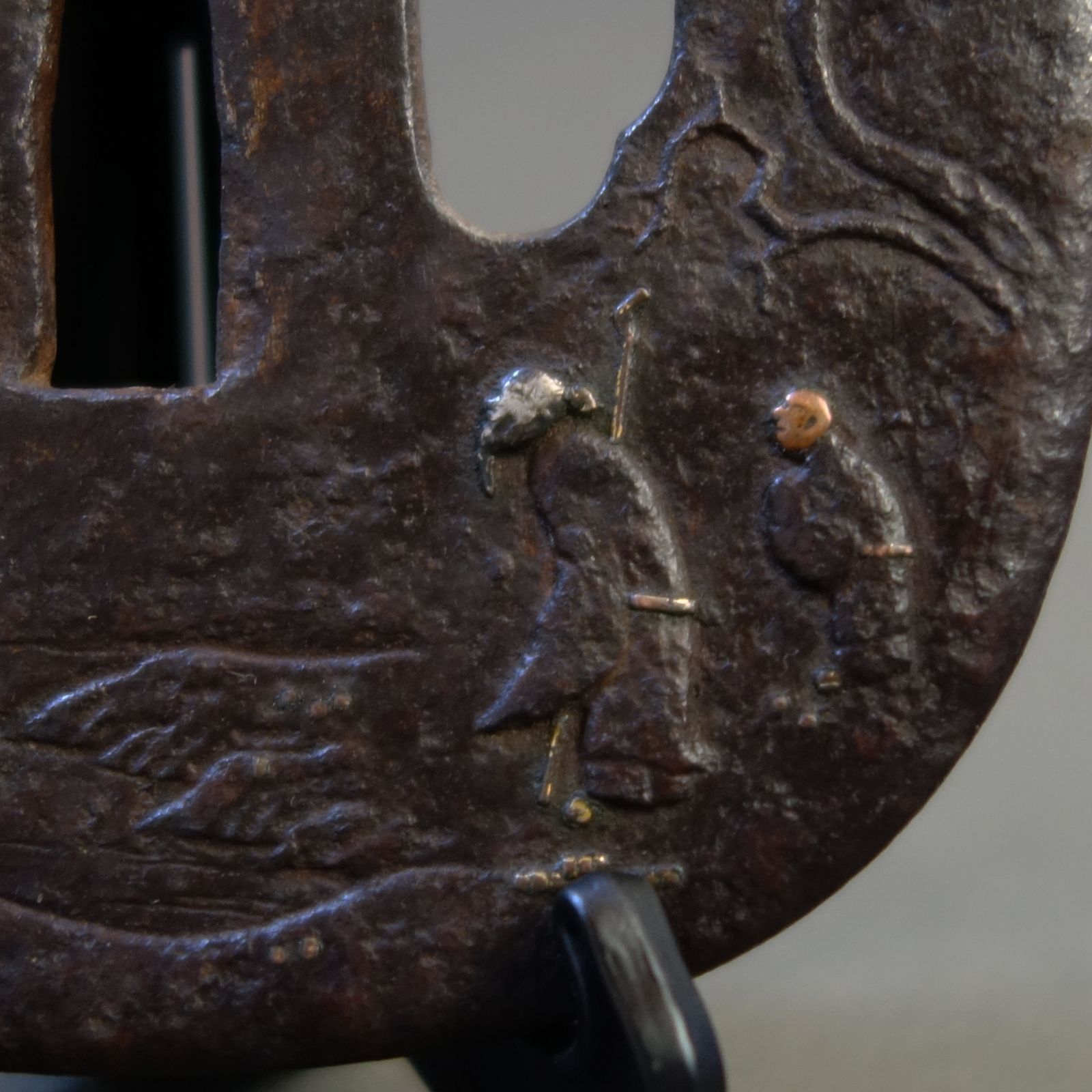 最高品質を待つ！ 鍔 鉄地 鋤出彫 象嵌 高士観瀑図鍔 日本刀 刀装具 鐔 骨董 古美術 Ac25071808 適度な