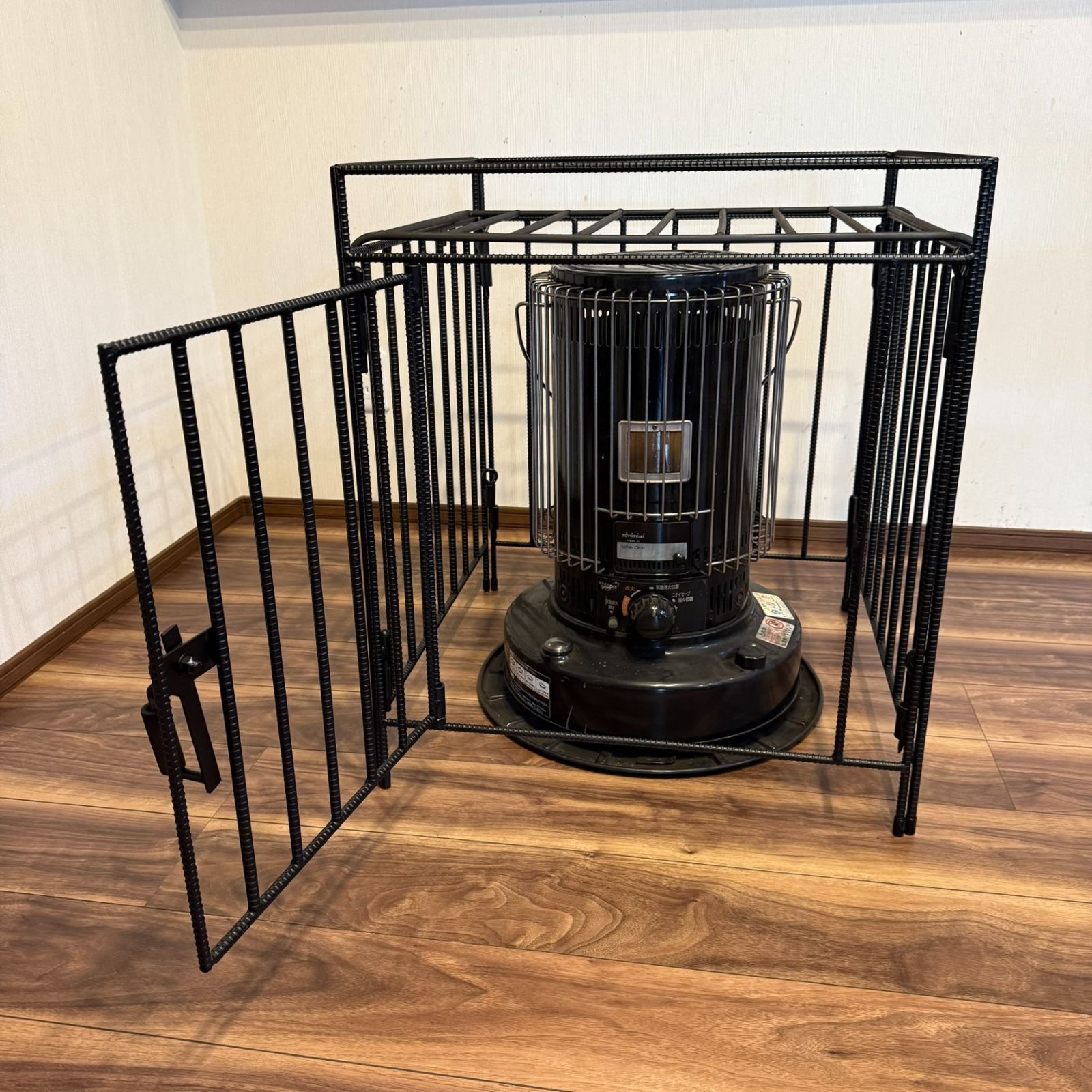 トヨトミ対流型石油ストーブ KS-67H対応 ストーブガード 異形鉄筋 無骨デザイン 滑り止めキャップ付き ハンドメイド 工房金魚 WWW_SUPERTOOLSSHOP_NL