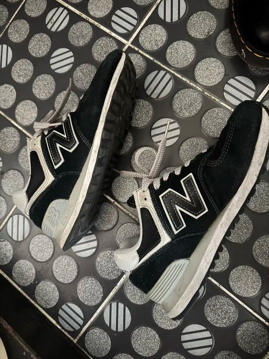New Balance ニューバランス 574 黒 245size