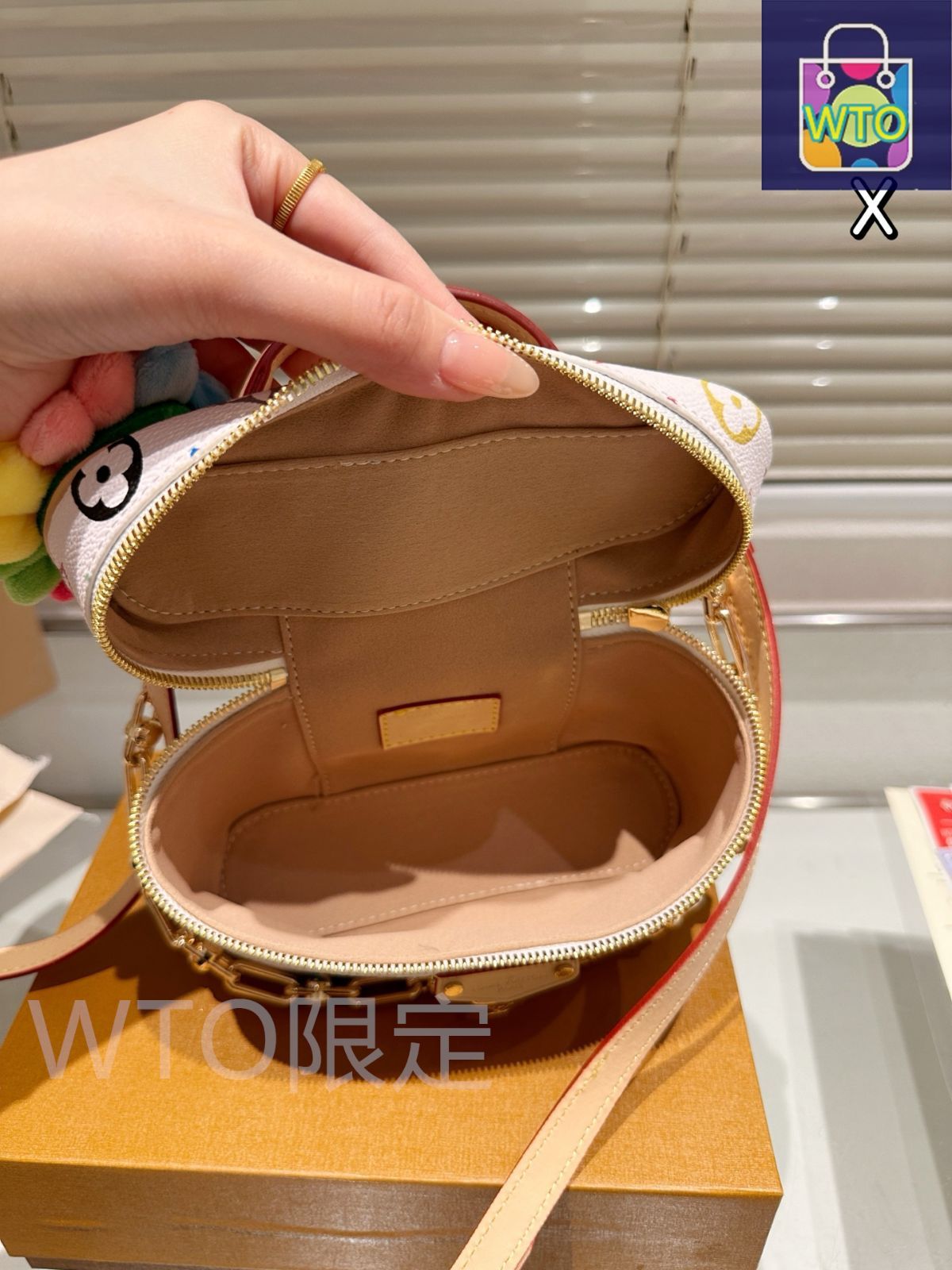 国内発送【可愛い限定】Louis Vuitton 村上隆 VanityChainポーチ 今日特価】LV x Takashi Murakami White Multicolor Vanity
