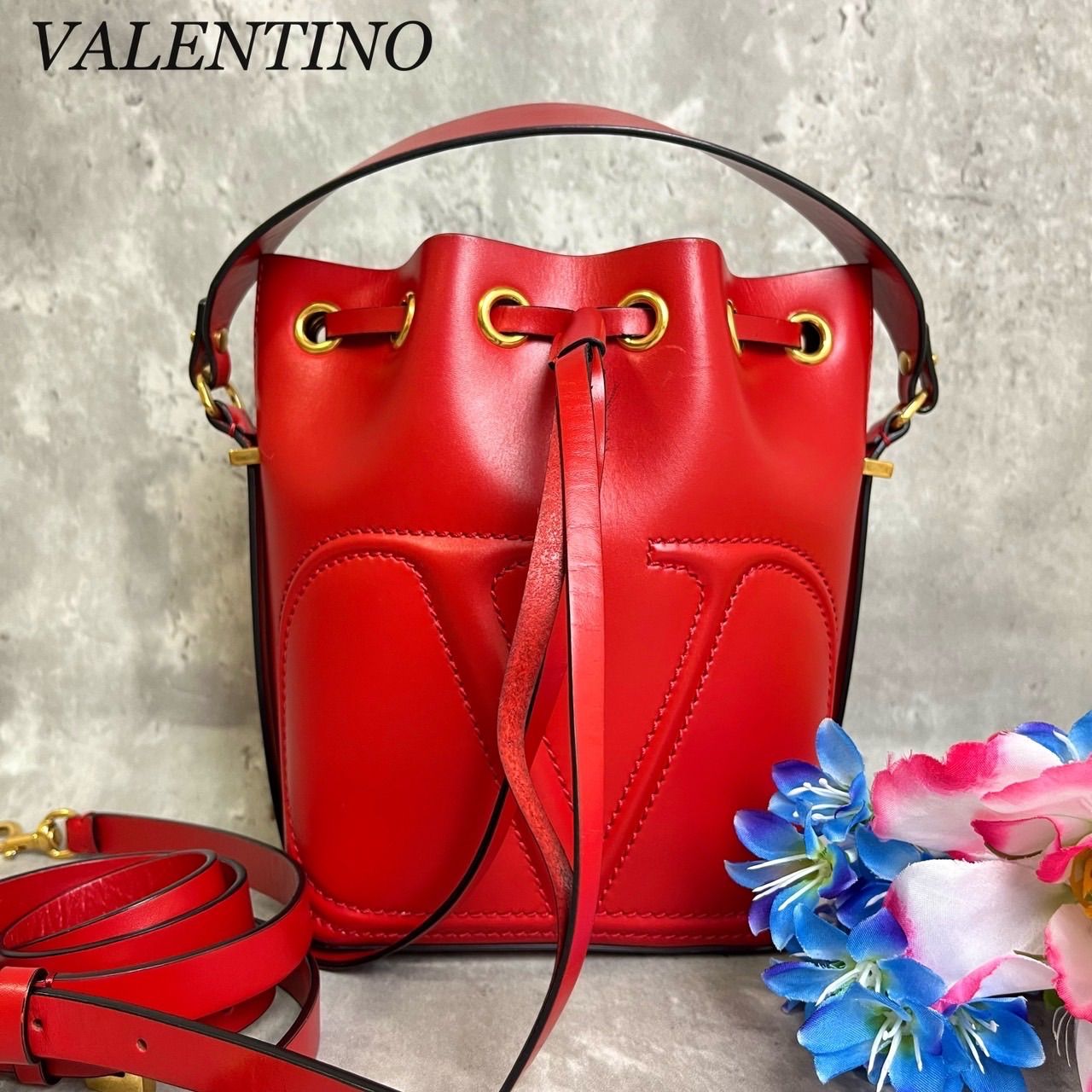 ✨極美品✨ VALENTINO ヴァレンティノ 2way ショルダーバッグ トートバッグ 巾着 バケツ型 Vロゴ エンボス加工 ゴールド金具  ロゴ型押し カーフレザー 肩掛け レディース レッド 赤色 - メルカリ