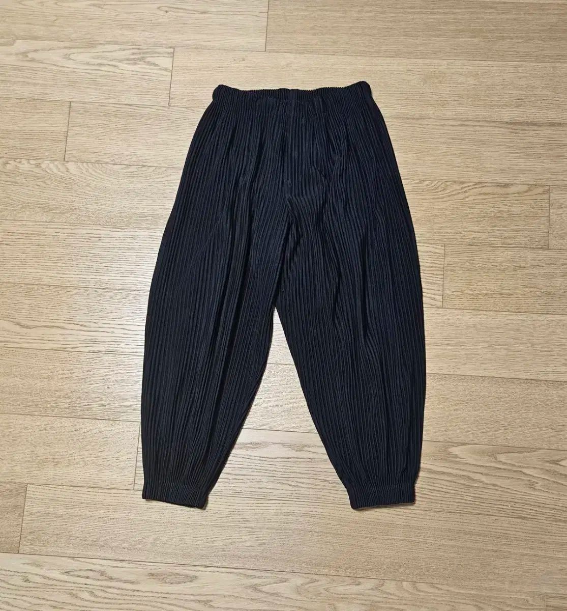 ほぼ 百貨店販売モデル 1 ISSEY MIYAKE イッセイミヤケ HOMME PLISSÉ オムプリッセ ジョガーパンツ パンツ 黒