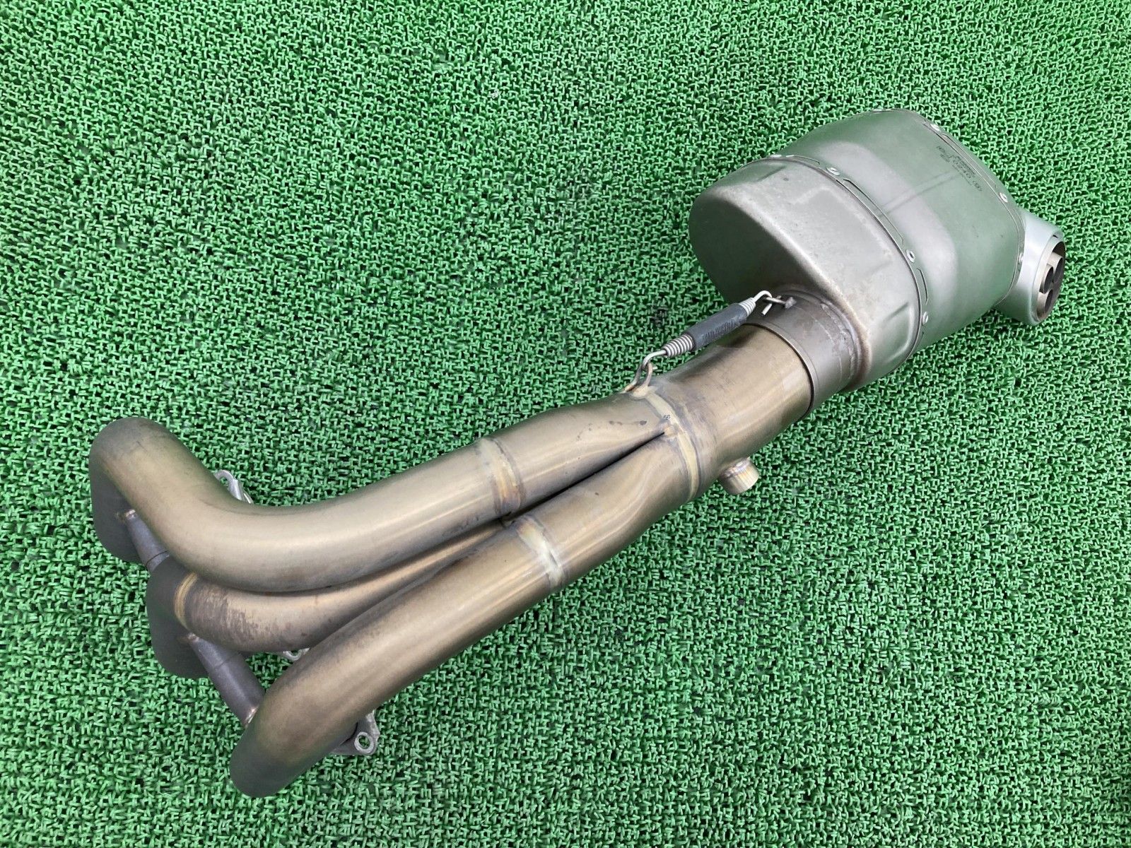 アクラポビッチ製MT-09 XSR900 マフラー M-HAF002/0240/92R