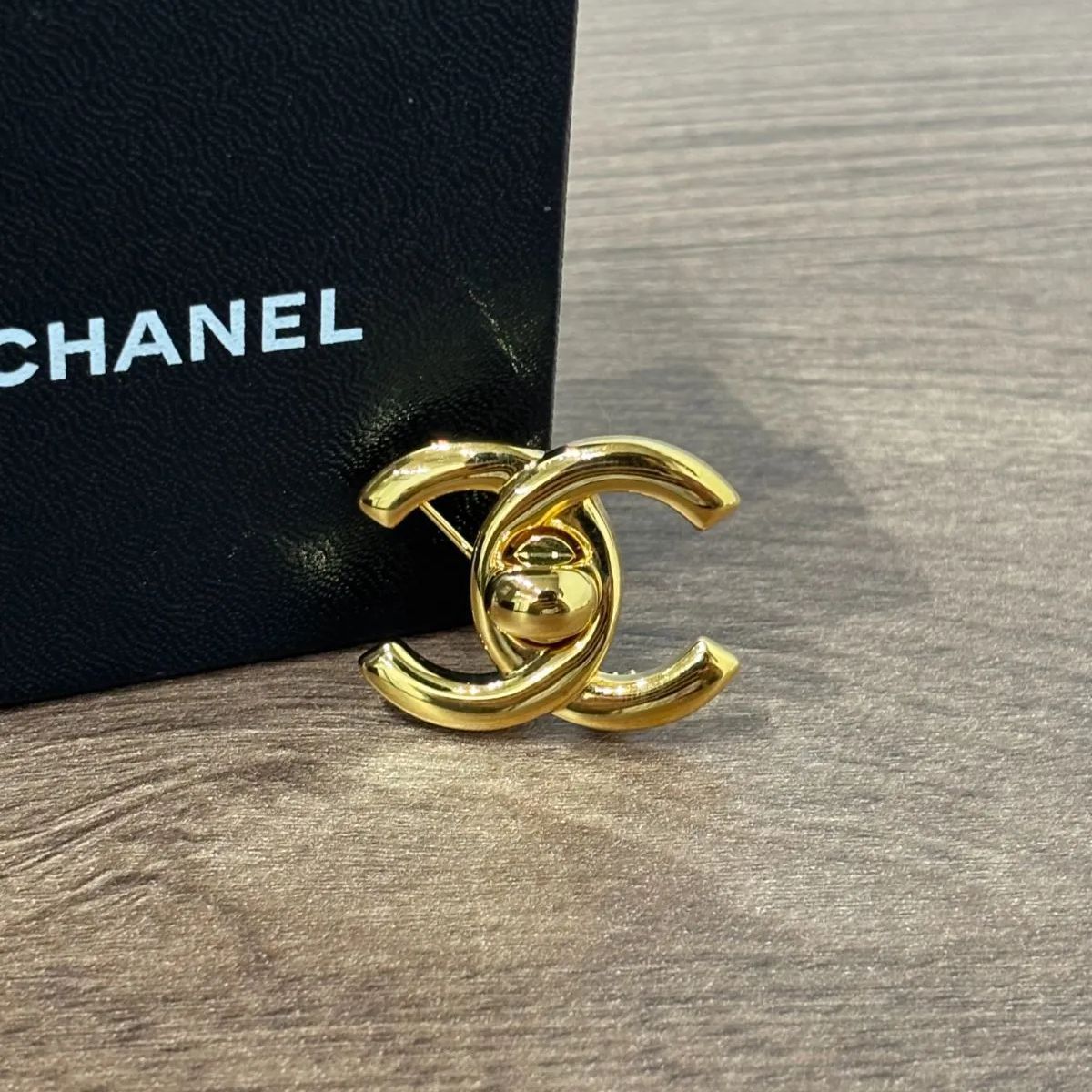 CHANEL シャネル ターンロックブローチ き 2650
