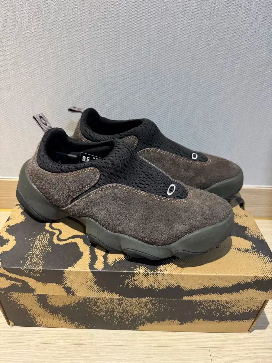 オークリー ファクトリー チーム X ブレインデッド スウェード フラッシュ ジャバ 275