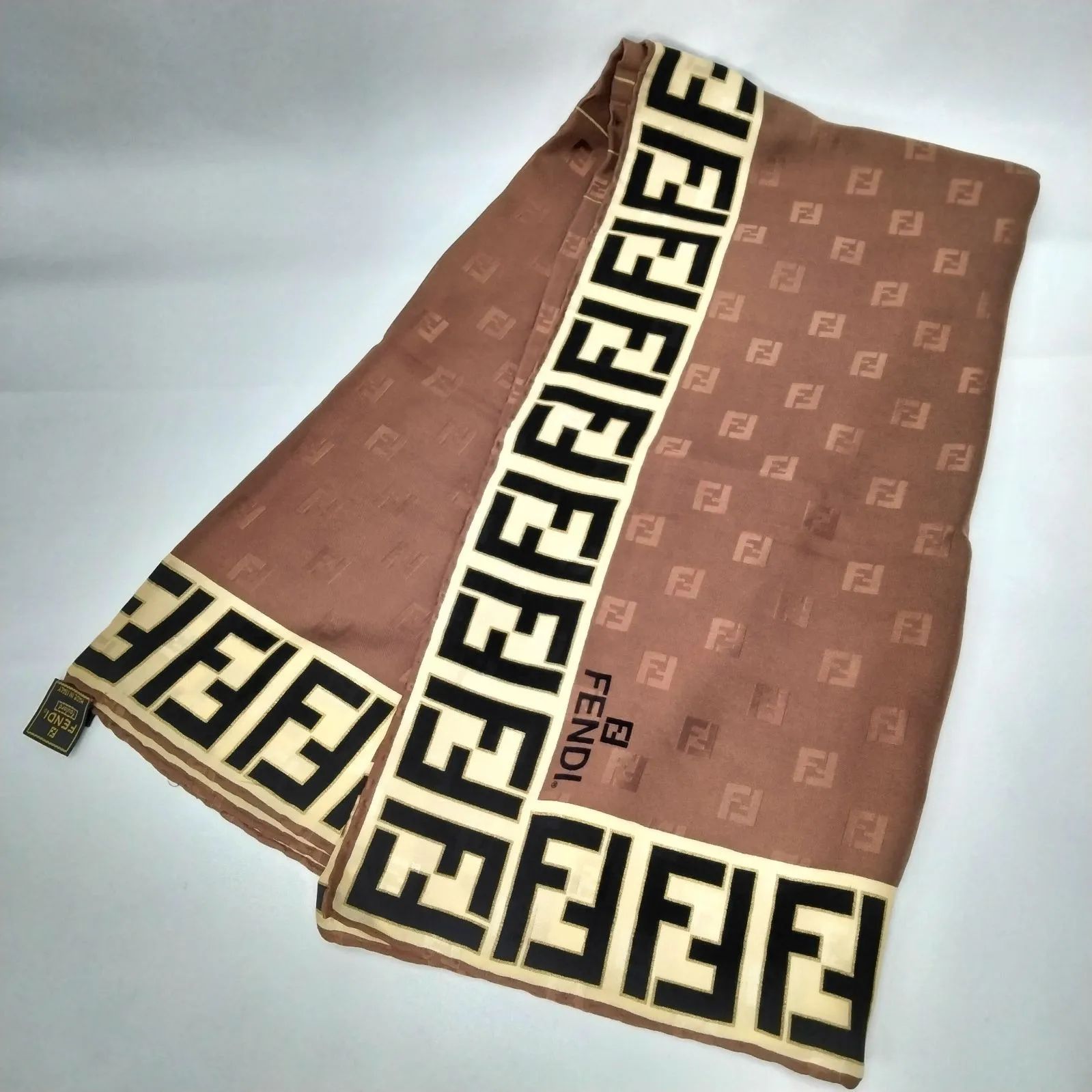 ️FENDI ️フェンディ ズッカ柄 シルク 大判スカーフ ブラウン