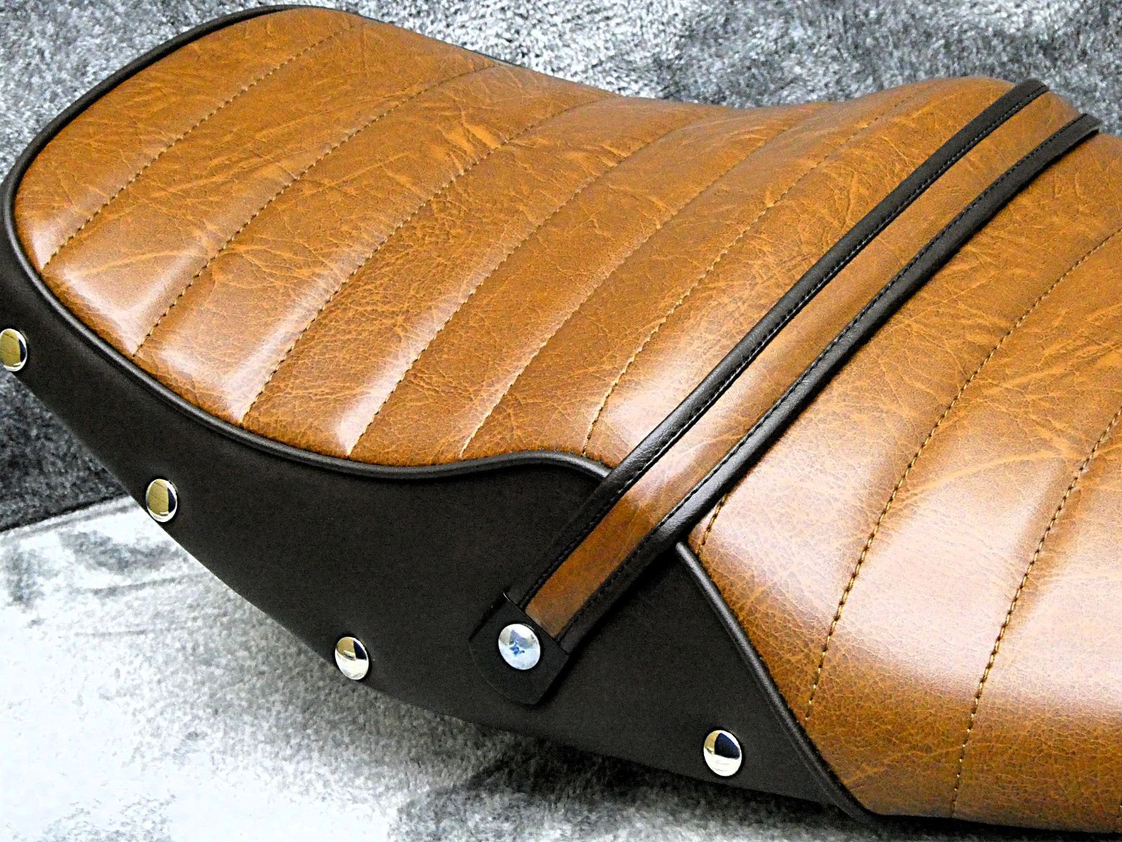 ＺＲＸ４００ 鋲打ち 茶ツートン タックロールシート 完成品 アンコ抜き タックロール ZRX400 ZRX400Ⅱ ZR400E BRIGHTFACE_UK