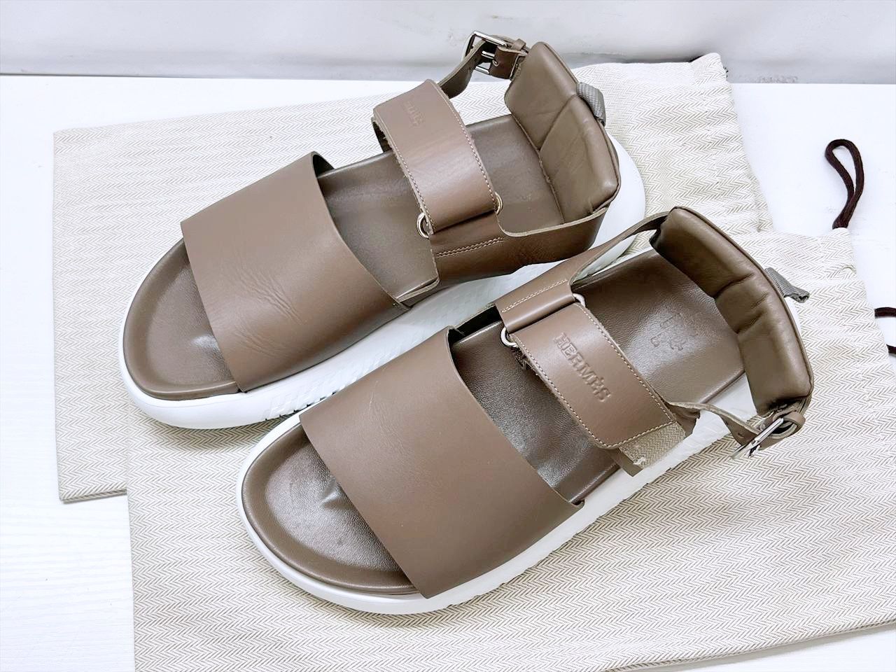 HERMES エルメス アーキペル ロゴエンボス レザー サンダル グレー 白 42 27ｃｍ