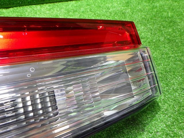 デリカD5 右テール 内側 バックドア CV 後期 1143-232 ミツビシ 250912054