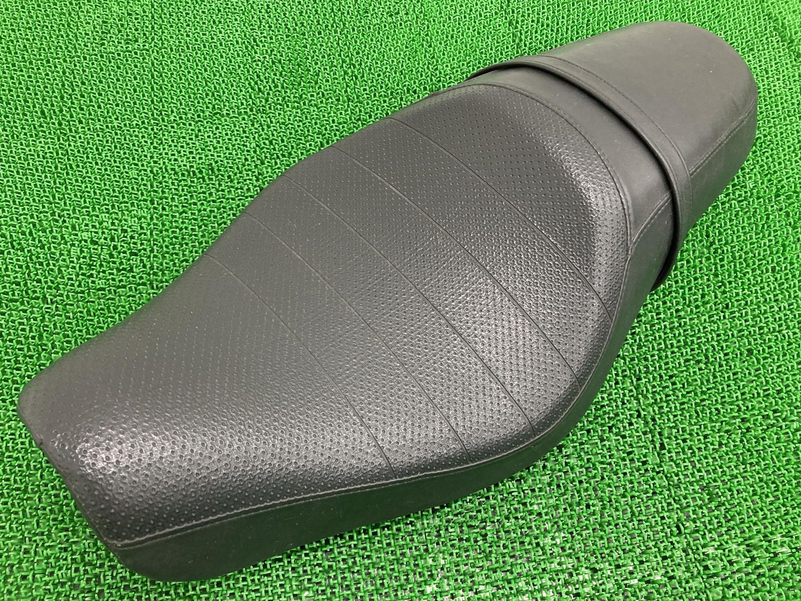 XL1200R シート ハーレー 純正 中古 バイク 部品 スポーツスター 04～06年 ロードスター ディンプル シートバンド 車検 Genuine
