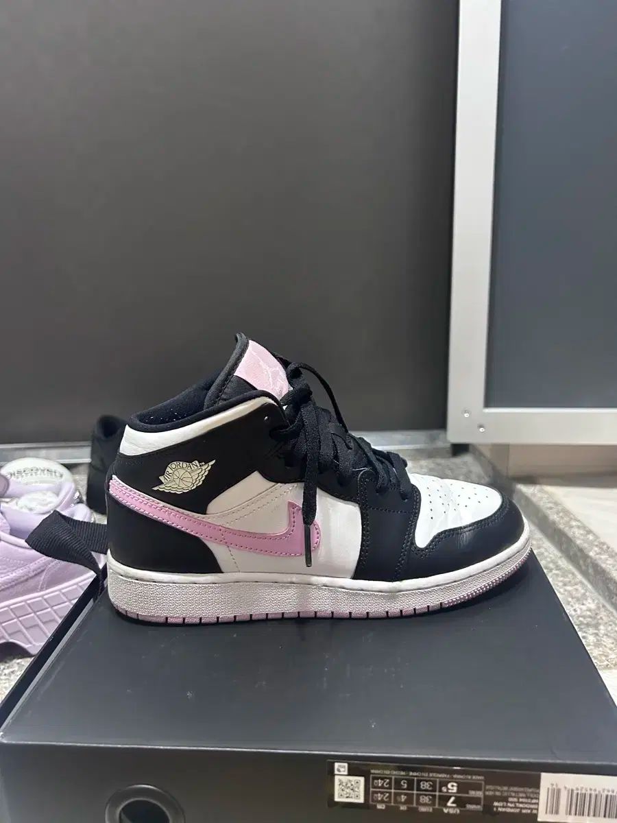 ジョーダン 1 ミッド ライト アーティック ピンク
