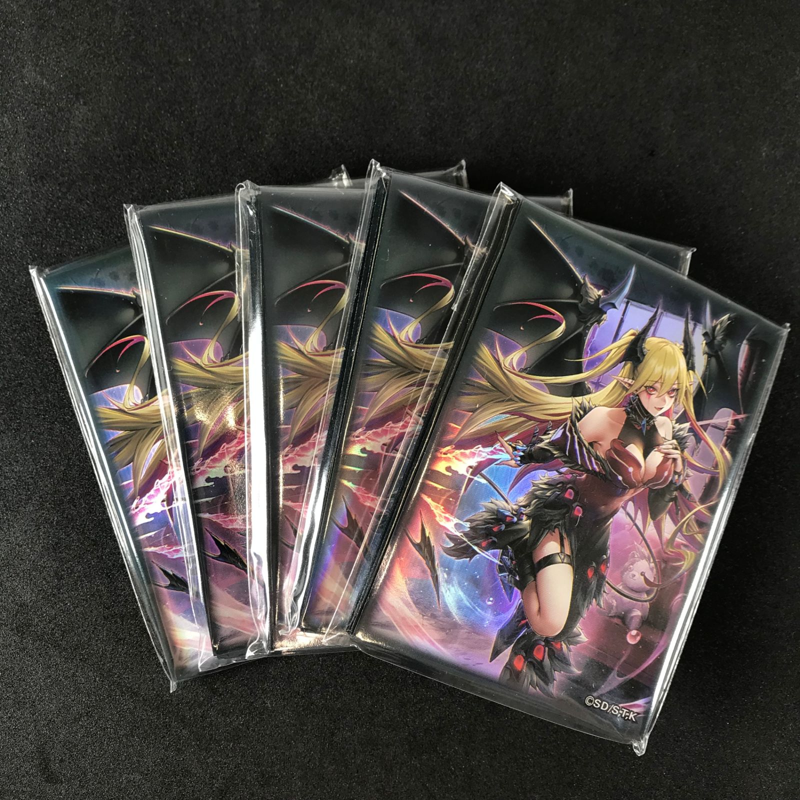 遊戯王 YCSJ 特製プロテクター　紅涙の魔ラクリモーサ　スリーブ3個（60枚） 遊戯王 YCSJ 特製プロテクター 紅涙の魔ラクリモーサ スリーブ3