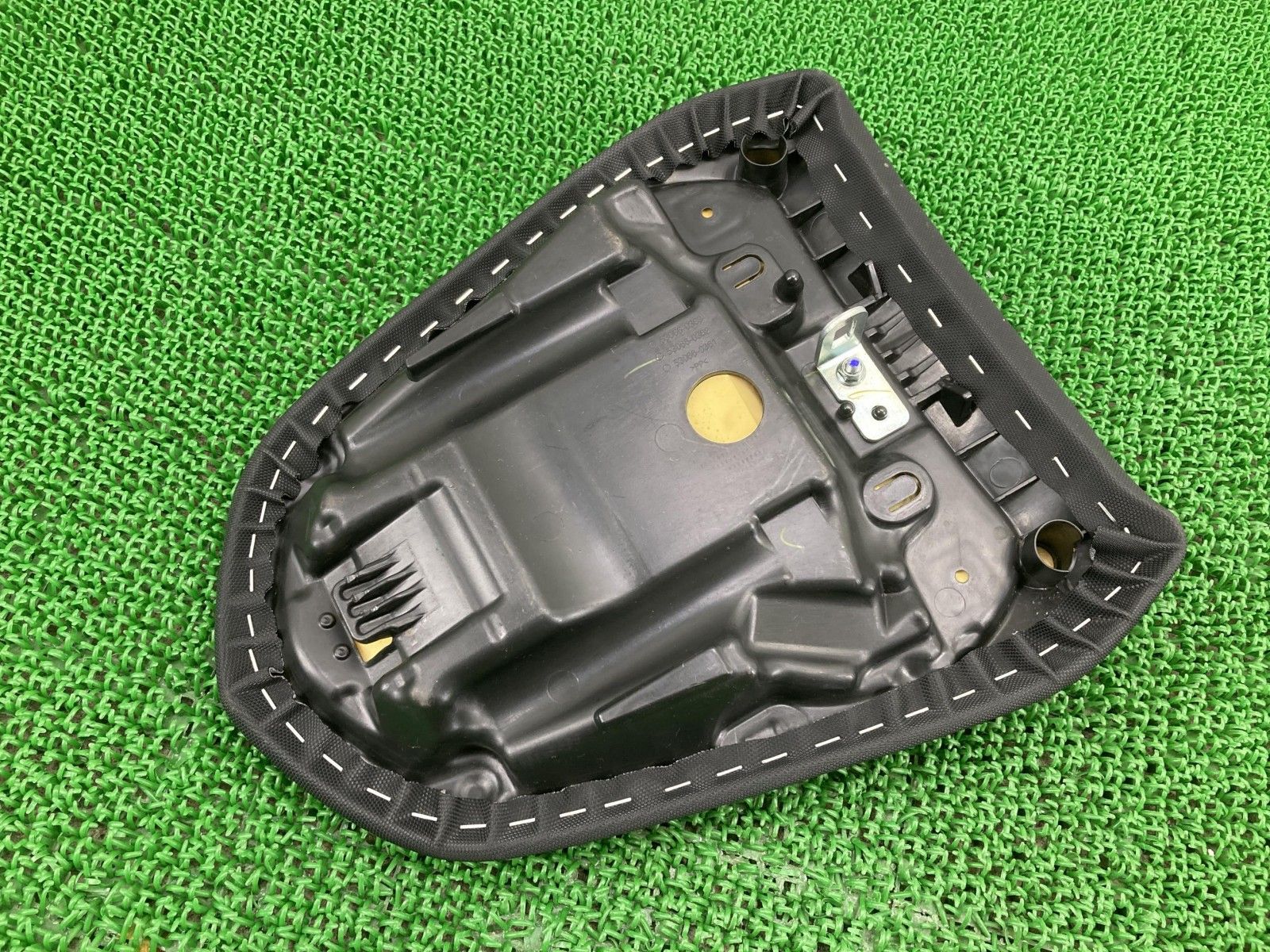 ER-6n タンデムシート 53066-0361 カワサキ 純正 バイク 部品 ER650E コンディション良好 破れ無し 品薄 希少品 【中古】 80 ER-6n タンデムシート 53066-0361 カワサキ 純正 中古 バイク 部品