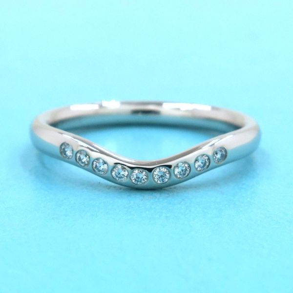 Tiffany カーブドバンドリング エルサ・ペレッティの、ダイヤモンド9石付いているカーブド
