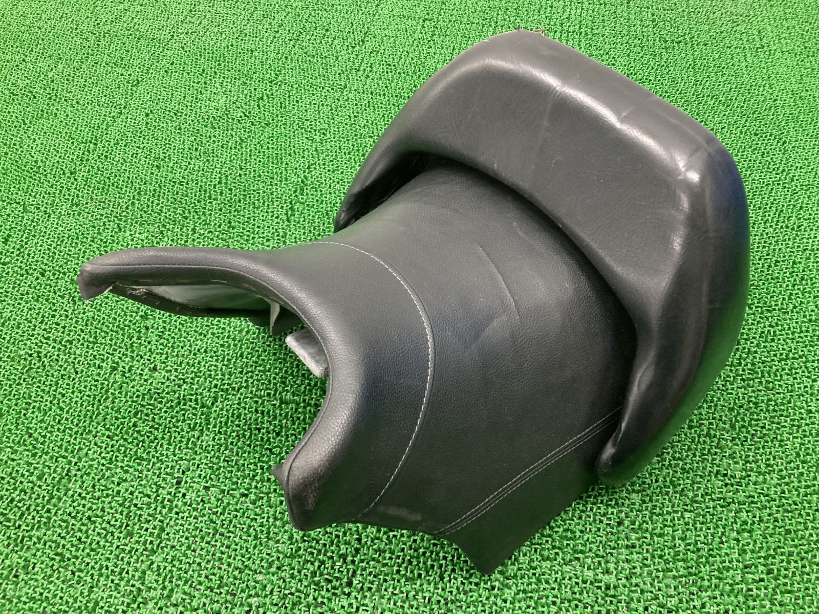 V-MAX フロントシート 1FK ヤマハ 純正 バイク 部品 3UF メインシート バックレスト 張替え済 修復素材に 車検 Genuine