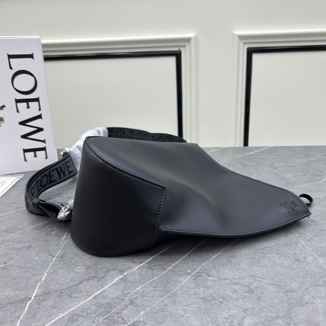 LOEWEアントンスリングソフトグレインカーフレザー ダークモス 