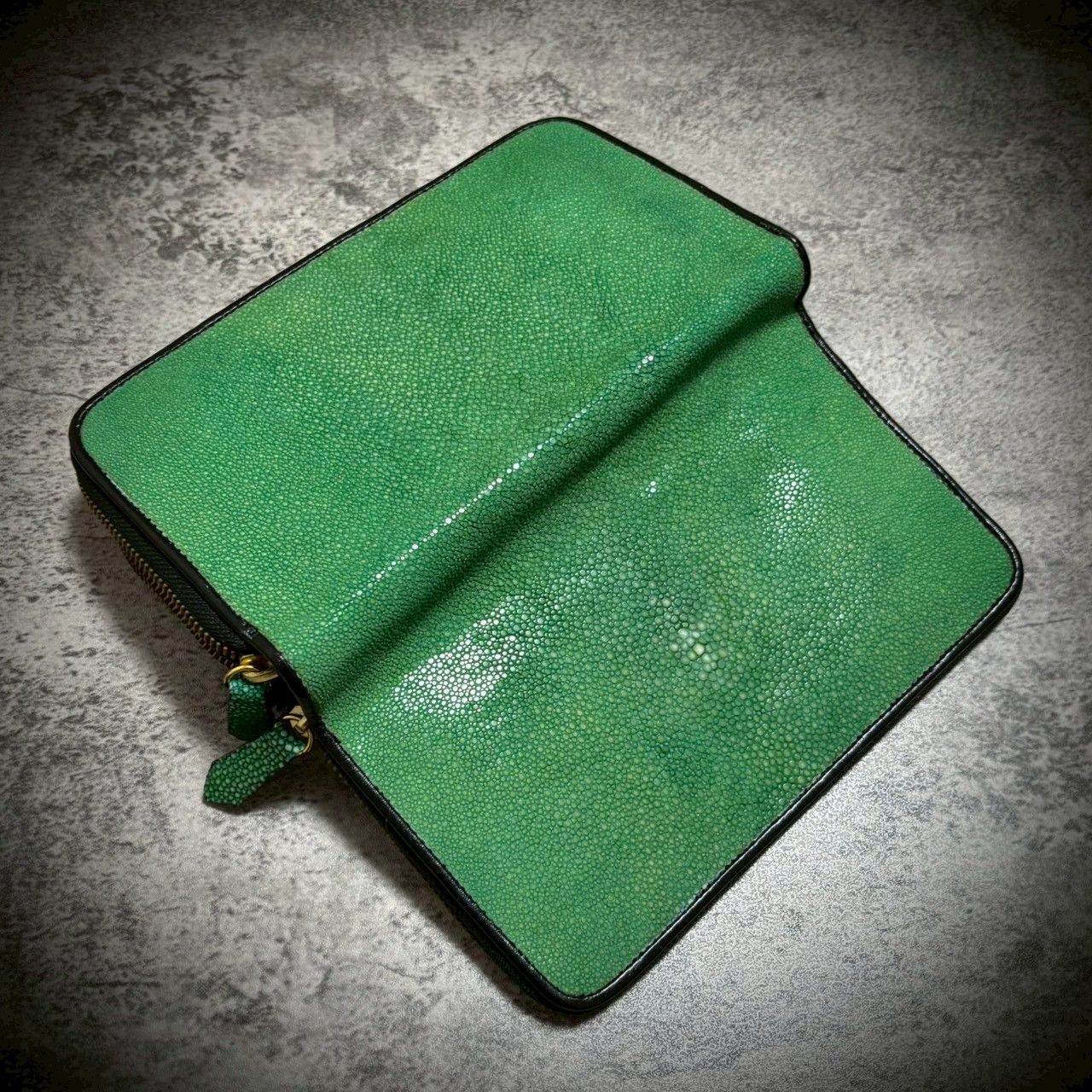 圧倒的な収納力 スティングレイ ダブルファスナー 長財布 ガルーシャ