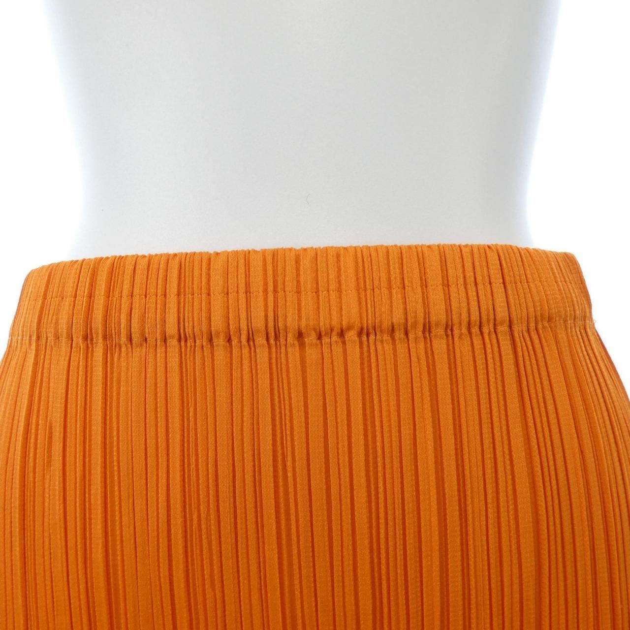 PLEATS PLEASE