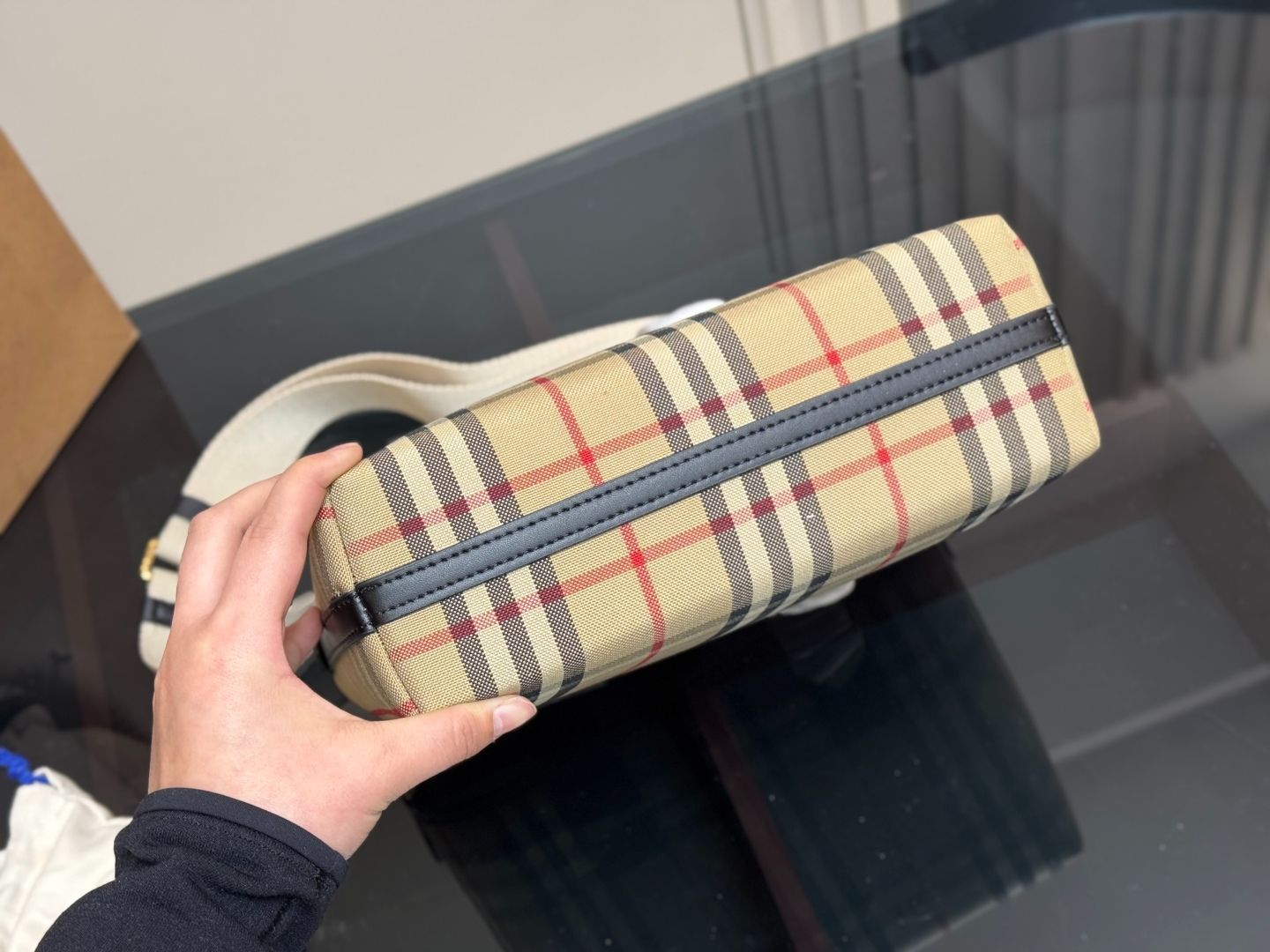 Burberry 8102634C2044 関税送料込 今日特価】Burberry ナイロン トートバッグ 25×18cm -WTO輸入