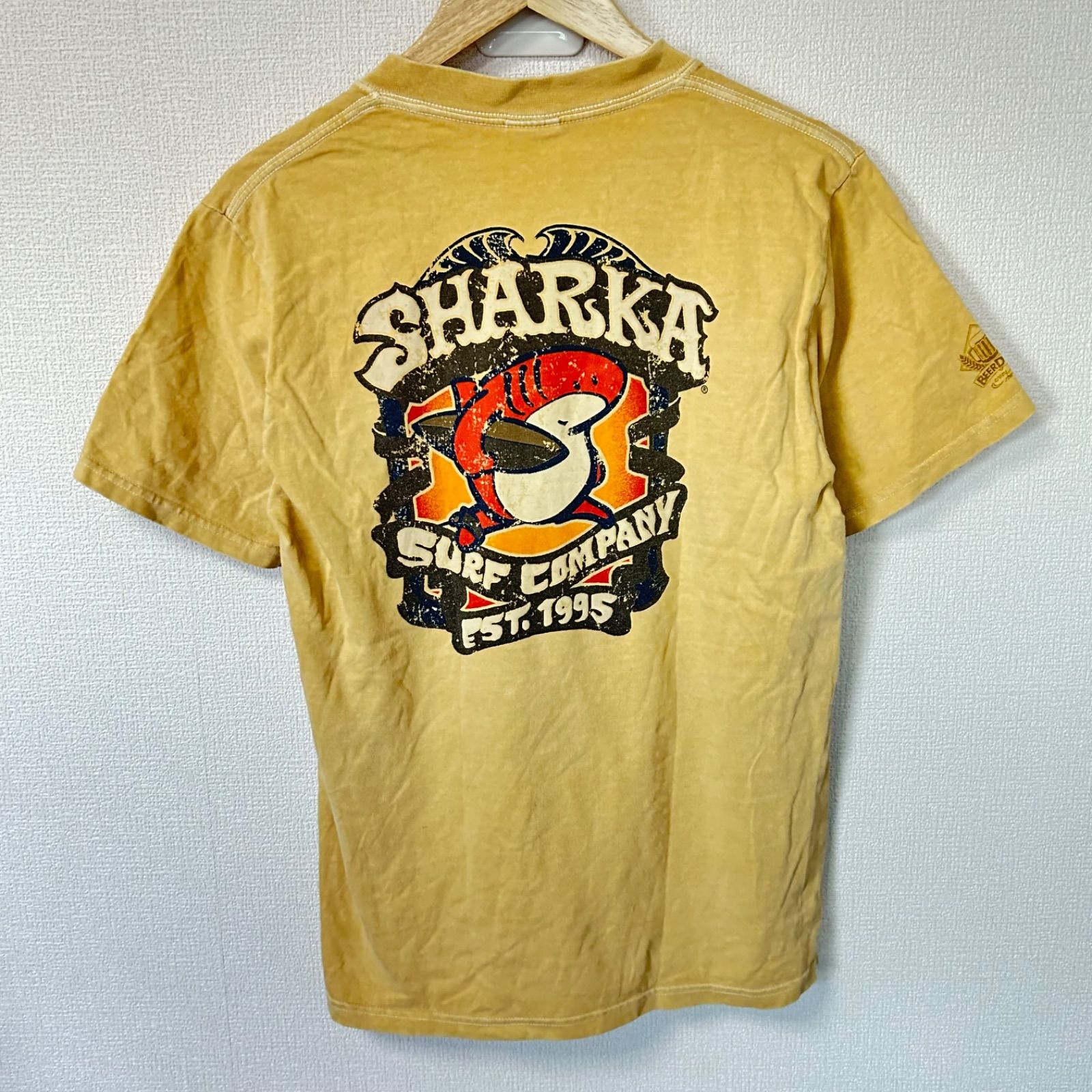 (^w^)b crazy shirts クレイジーシャツ クルーネック 半袖Tシャツ コットン 綿100% SHARKA SURF COMPANY EST.1995 HAWAII バックプリント サーフ 古着MIX ベージュ系 メンズ サイズS