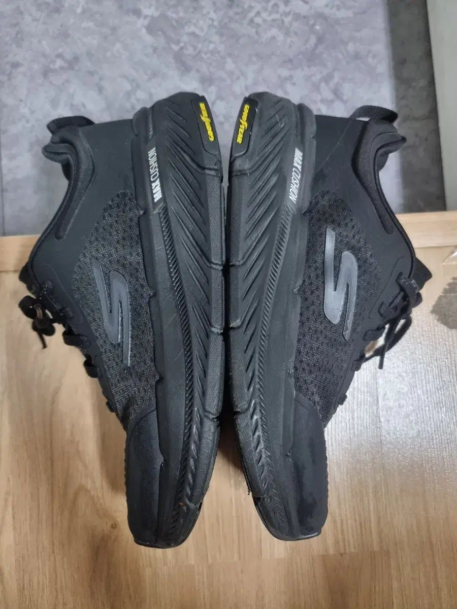 SKECHERS スケッチャーズ ゴロン マックスクッション 260 ランニングシューズ OLIVEOS_COM_TR