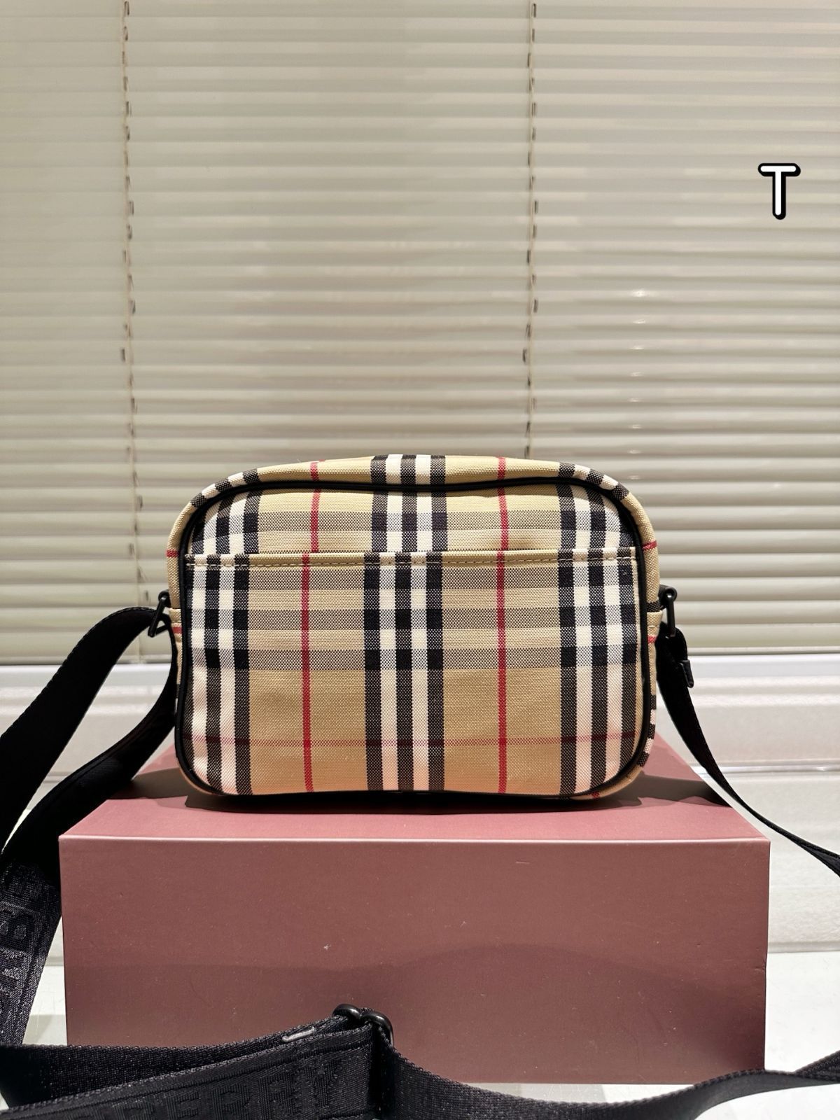 ★関税込み・送料無料★ バーバリー TB ロゴ エンボス スライド 今日特価】Burberry TB バッグ 28×23cm フォールドギフト