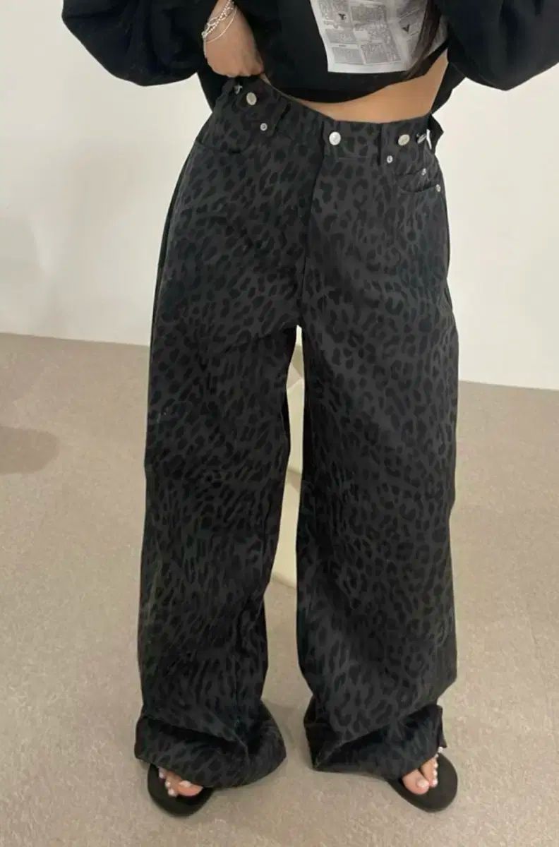 エンティークジェイ_レオパード ビジョウ パンツ チャコール