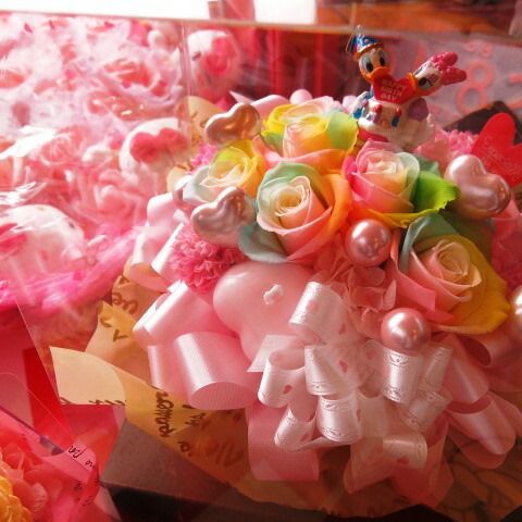 誕生日プレゼント ドナルド デージー入り 花 レインボーローズ