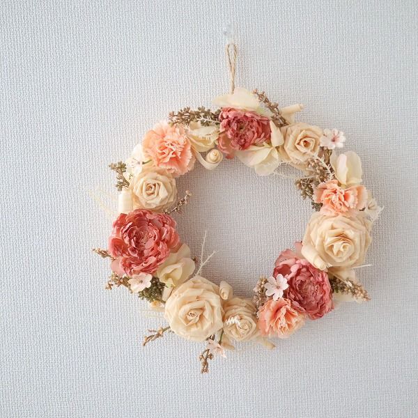 ヒノキ香る かんなくずのバラと造花のリース 木のぬくもり 直送ok 開店 サロン 497