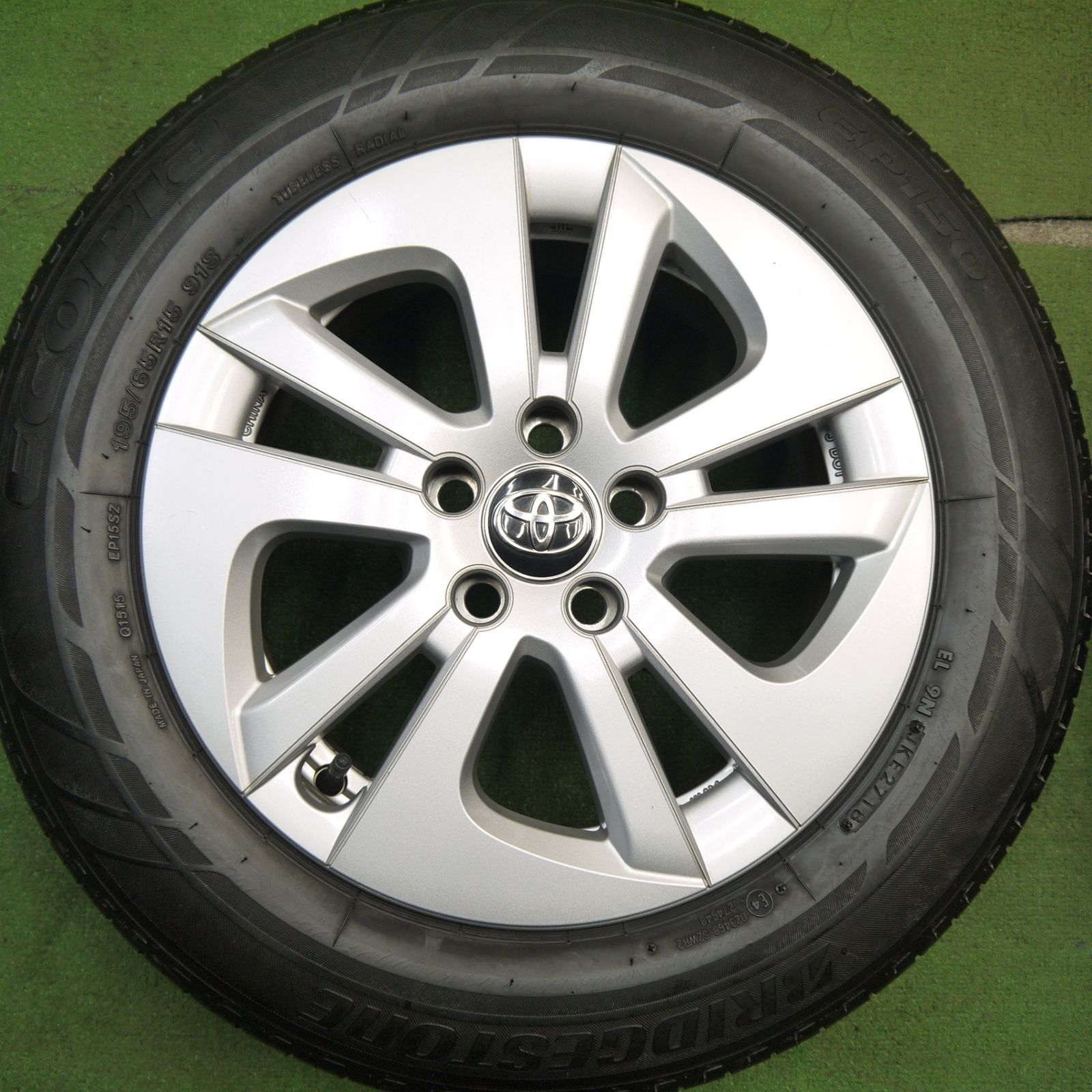 50プリウス純正ホイール15インチ 195/65R15ブリジストン NEXTRY