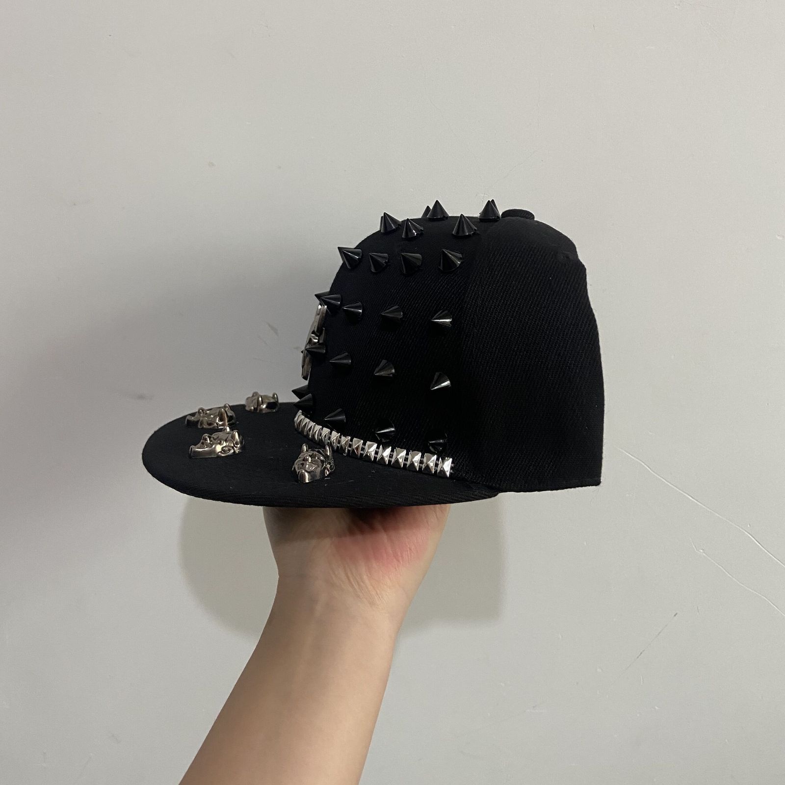 手作りのメタルリベットアクセント付きファッションベースボール 