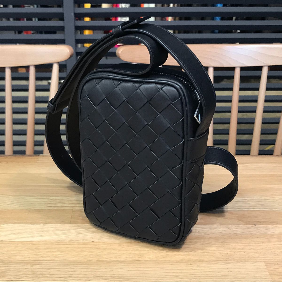 BOTTEGA VENETA / イントレチャート スマホショルダーバッグ ボッテガ・ヴェネタ】大人が買うべき新作小物5選。イントレ