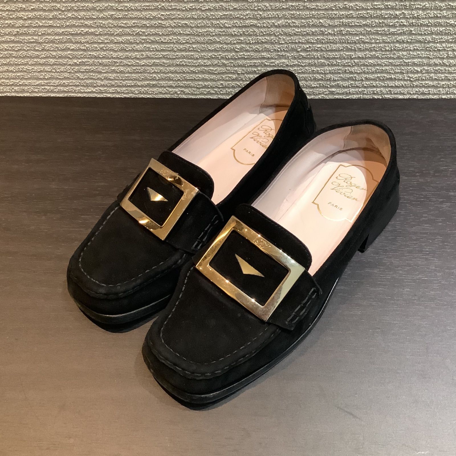 ロジェヴィヴィエ ROGER VIVIER スクエアロゴ スエード ローファー ブラック 【37.5】レディース パンプス P55 - メルカリ