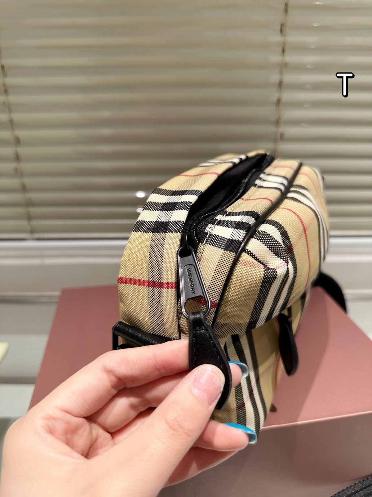 ★関税込み・送料無料★ バーバリー TB ロゴ エンボス スライド 今日特価】Burberry TB Bag・バーバリー TB バッグ-WTO輸入3