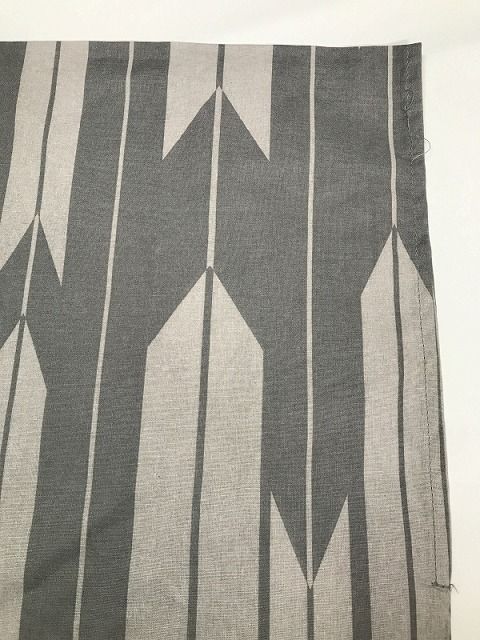 浴衣 薄グレー地に矢羽根模様