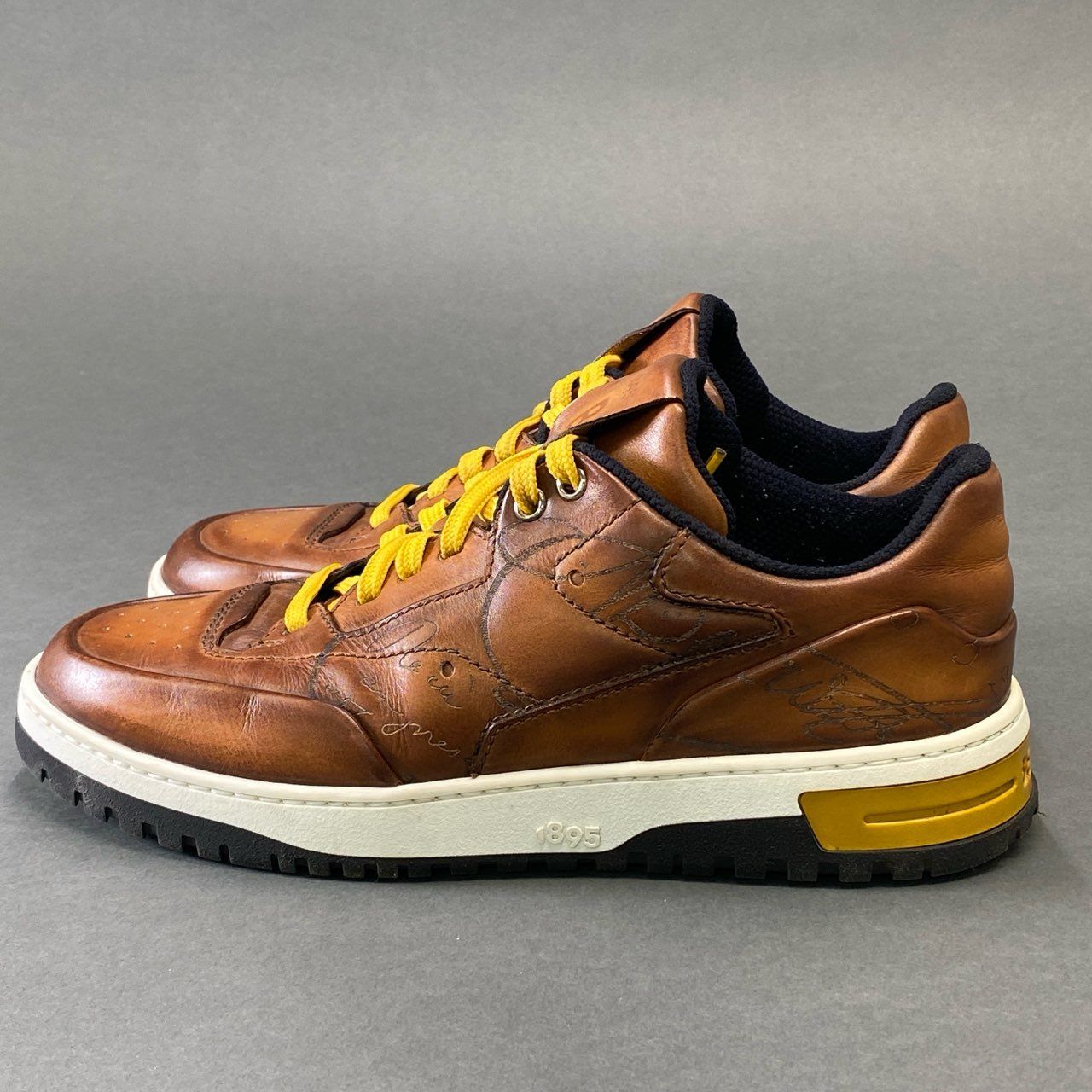 【BERLUTI】スクリット ベネチア レザー スニーカー プレイオフ スクリット レザースニーカー | ベルルッティ JP
