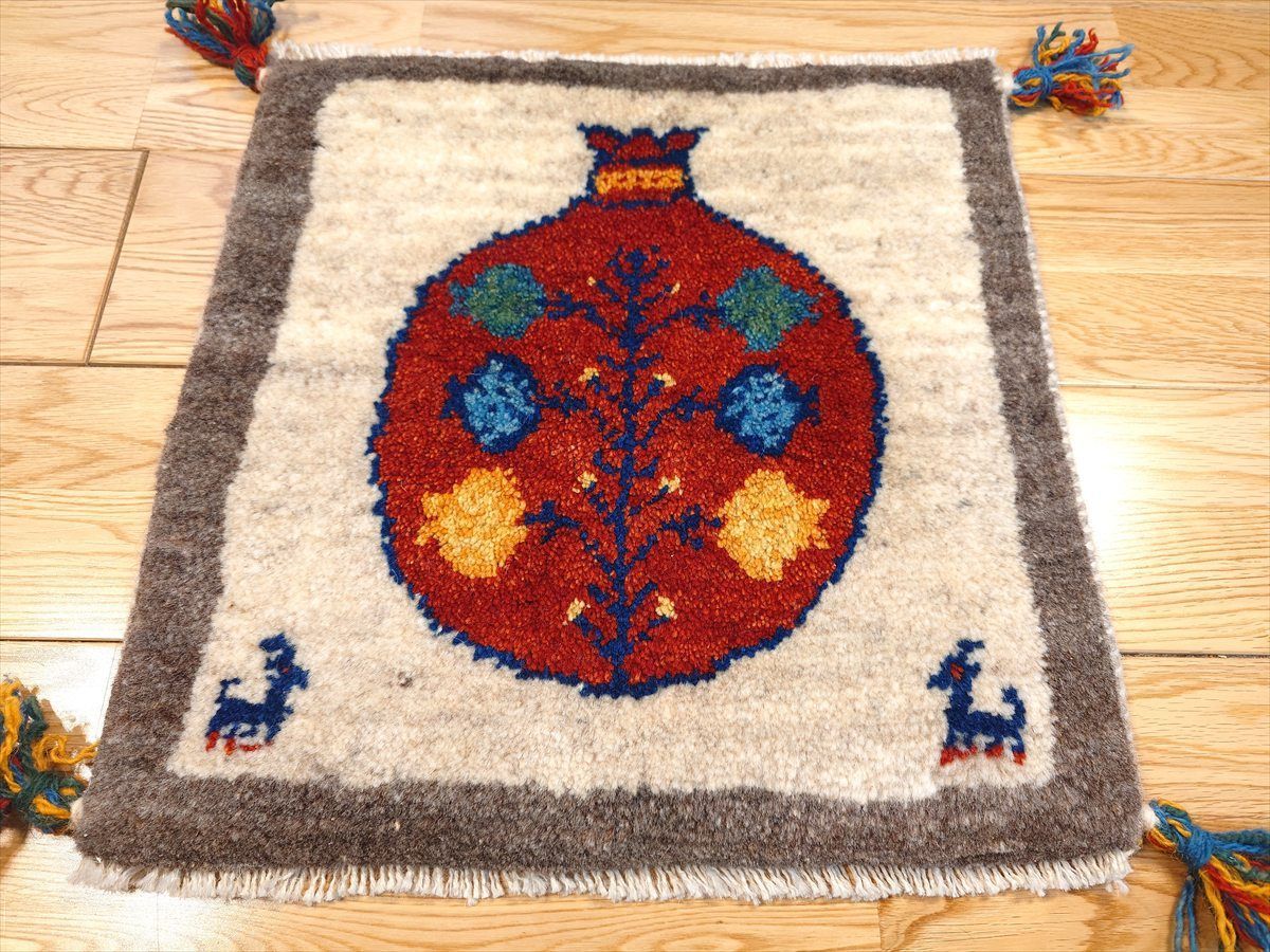 ペルシャ ギャッベ ミニマット ラグ 横40x40㎝ 袋にザクロの実の