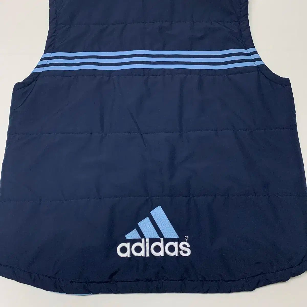 トップス SOS adidas(アディダス) オールドスクール ビッグロゴ フード ベスト