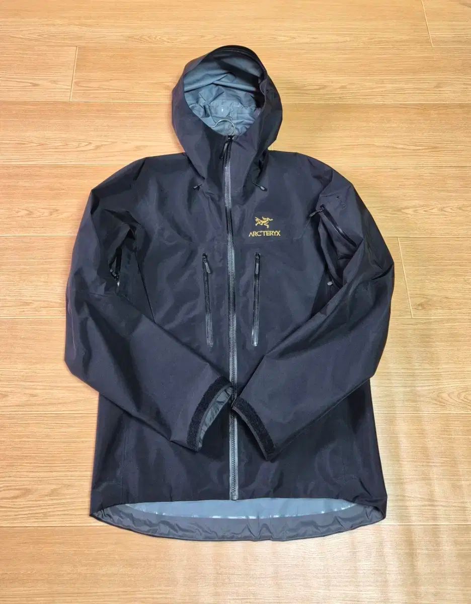 ARC'TERYX ブラックジャケット Alpha SV 24k gold ARC'TERYX (アークテリクス)『Alpha SV Jacket』(24K Black