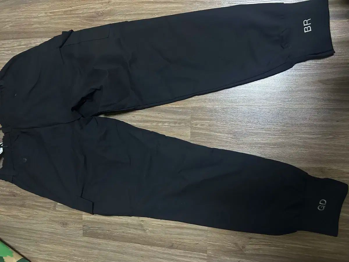 ゴールデンベア 黒 カーゴ ジョガーパンツ DECORATOM_COM_BR