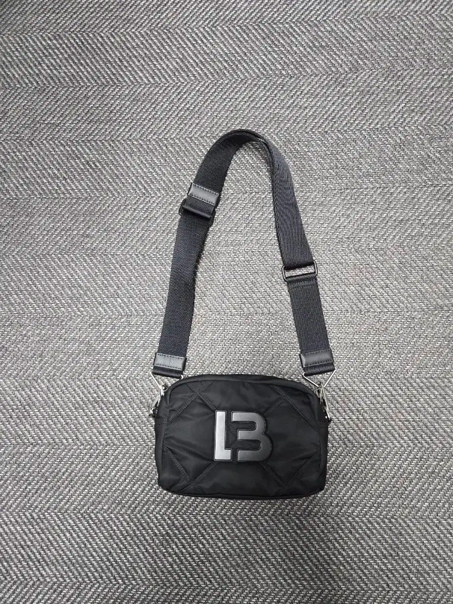 BIMBA Y LOLA ビンバイローラ ブラック ナイロン キルティング LBロゴ クロスボディーバッグ