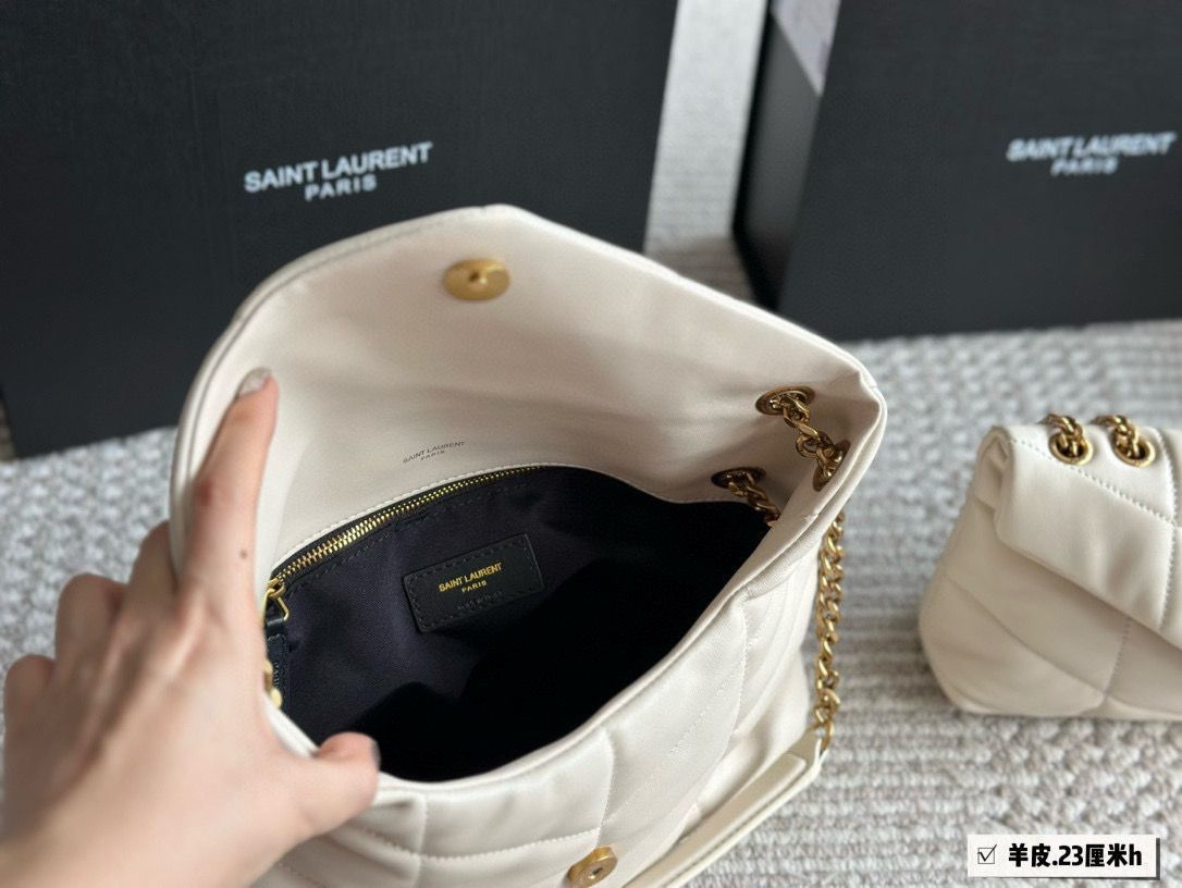 ⭐️ YSL の Loulou Puffer クッションバッグ 大きさ 29×22cm 小ささ 23×16cm -MM輸入5