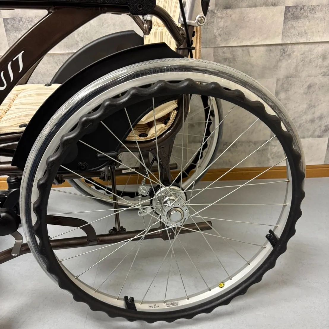 カワムラサイクル　自走用　ノーパンクタイヤ　次世代型車椅子　WAVITシリーズ WAVITシリーズ WA22-40 ノーパンクタイヤ 自走介助兼用 車椅子