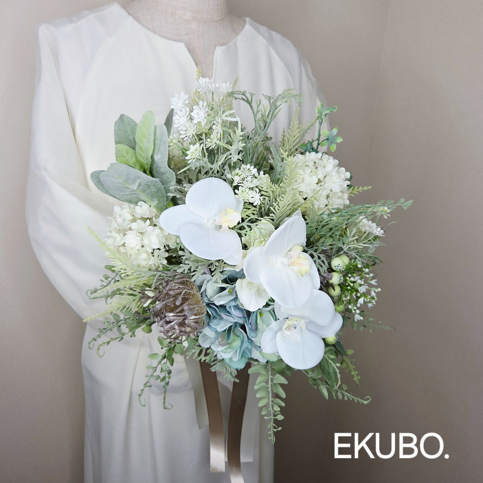 ミディ胡蝶蘭とグリーンの上品クラッチブーケ ウェディングブーケ-ブートニア j775