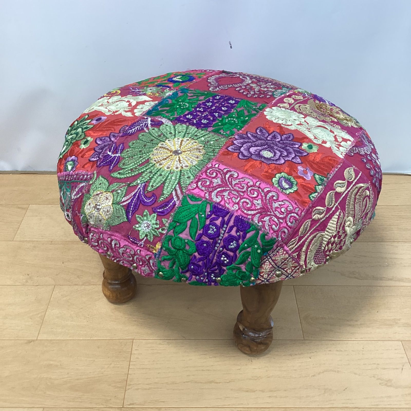 ザリ刺繍 パッチワーク スツール オットマン　2個　カンバディア 丸椅子 ザリ刺繍 パッチワーク スツール オットマン 2個 カンバディア 丸椅子
