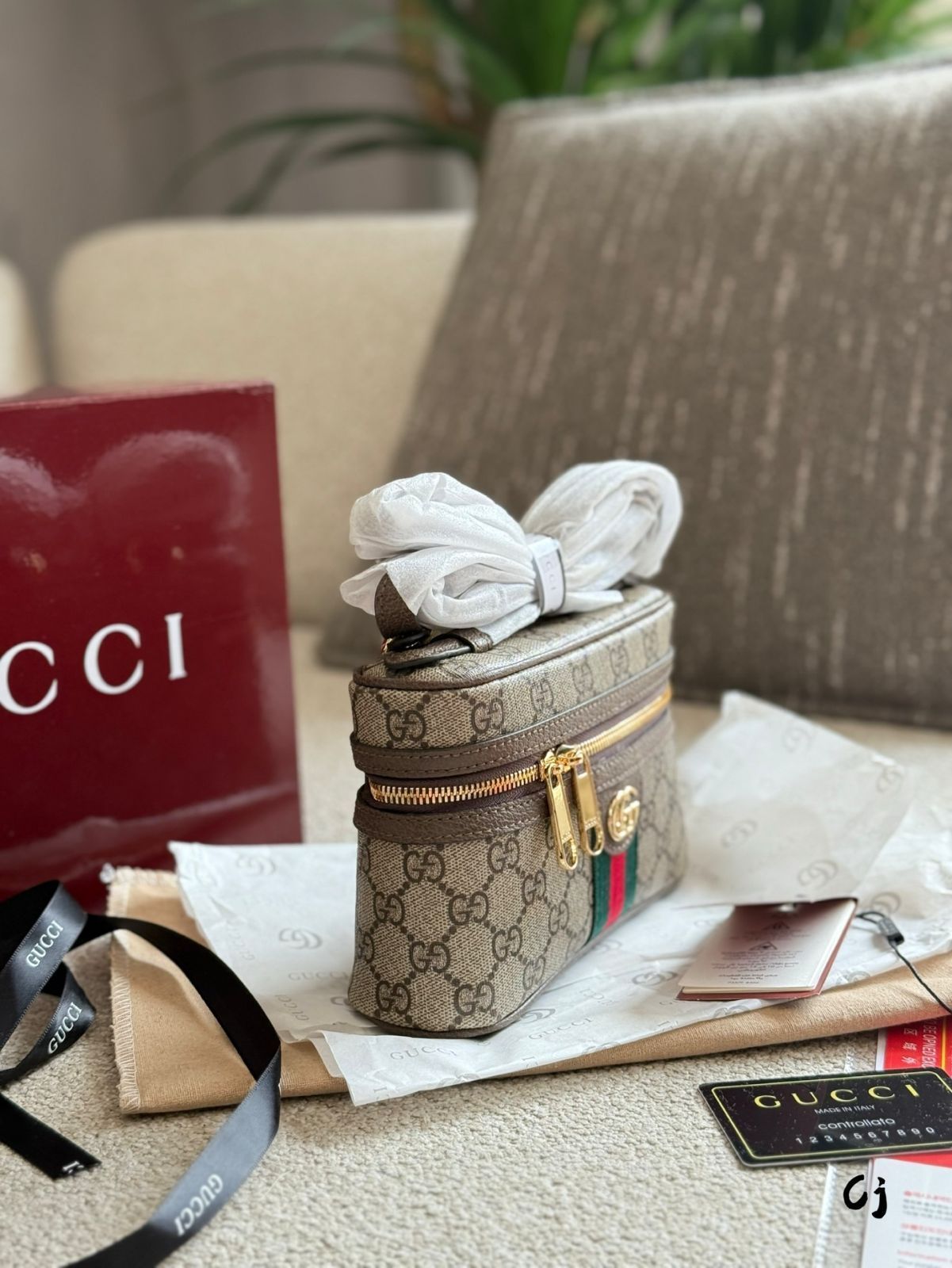 GUCCI ミニバッグ　ポーチ 今日特価】Gucci Mini Cosmetic Bag・グッチ ミニ コスメバッグ